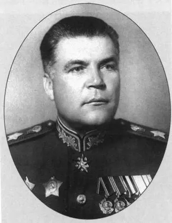 Р Я Малиновский Рокоссовский с группой московских артистов прибывших на - фото 21