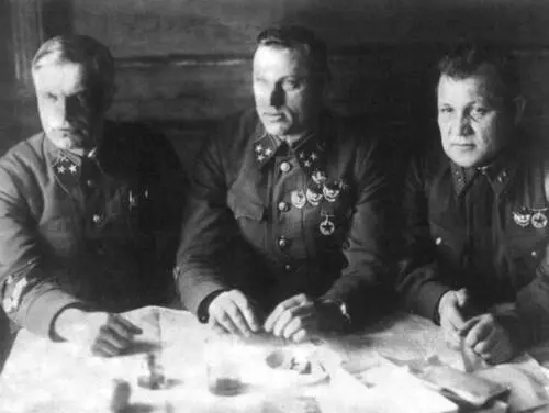 С боевыми товарищами генералами М С Малининым и А А Лобачевым В - фото 23