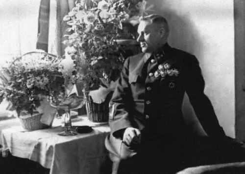 В госпитале после ранения Май 1942 г С командным составом 16й армии Лето - фото 24