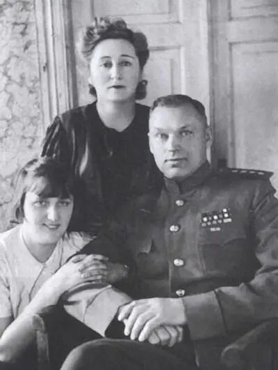 С женой Юлией Петровной и дочерью Ариадной Фронтовая подруга Рокоссовского - фото 38