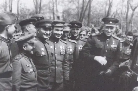 Победный май 1945го Рокоссовский с бойцами 2го Белорусского фронта Встреча - фото 41