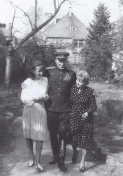 Рокоссовский с семьей в Польше 1948 г На маневрах Войска польского - фото 51