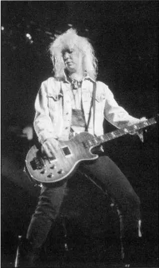 Дафф примерно 1992 год Фото Джина Киркленда Иззи Стрэдлин сердце Guns N - фото 15