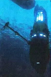 Deepsea Challengerопускается вертикально вниз Судно обеспечения батискафа - фото 15