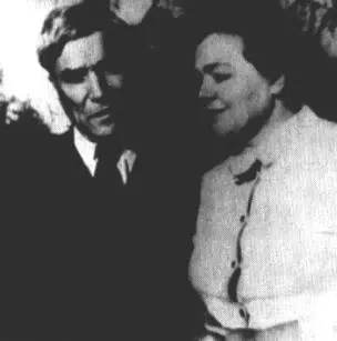 Борис Пастернак и Ольга перед поездкой в театр 1959 г Мостик в - фото 16