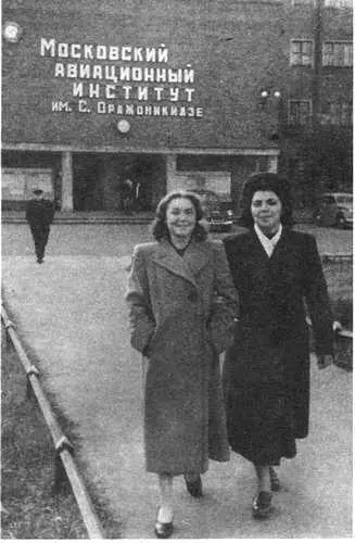 Майя Кристалинская и Валентина Котелкина студентки МАИ На каникулах в - фото 6