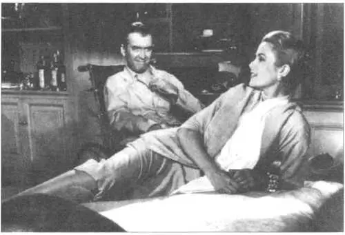 Светская леди Грейс и Джеймс Стюарт в фильме Окно во двор 1953 г - фото 29