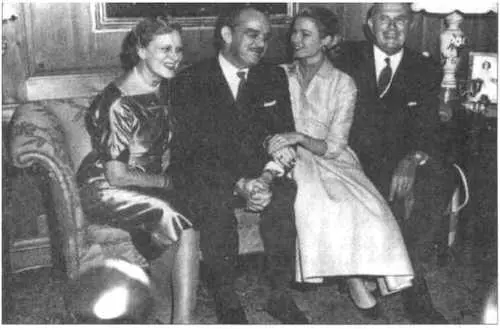 Поймать принца Грейс и Ренье 5 января 1956 года объявляют о своей помолвке - фото 37