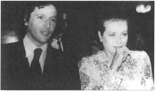 Рядом с ней Грейс с кинорежиссёром Робертом Дорнхельмом Вена 1976 г На - фото 53