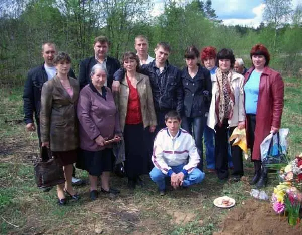 Родные Александра Михайловича у могилы солдата В переднем ряду сидит - фото 15