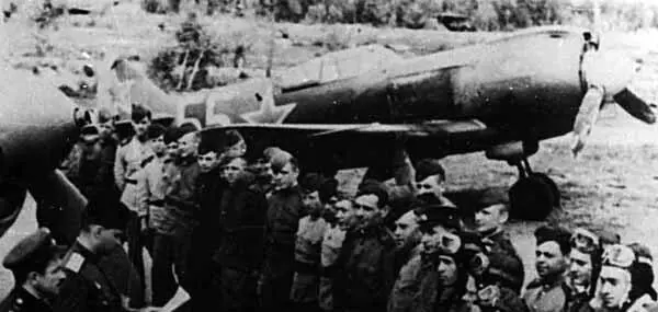 Построение личного состава 159 ИАП Перед строем стоит командир полка дважды - фото 22