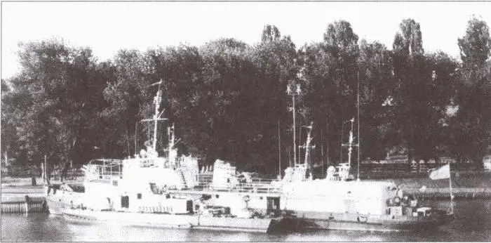 Украинский штабной корабль Дунай в Измаиле Рядом у борта бронекатер - фото 46