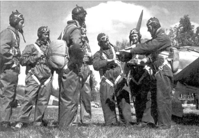 Летчики 3LeLv26 обсуждают подробности воздушного боя 25 июня 1941 г над - фото 20