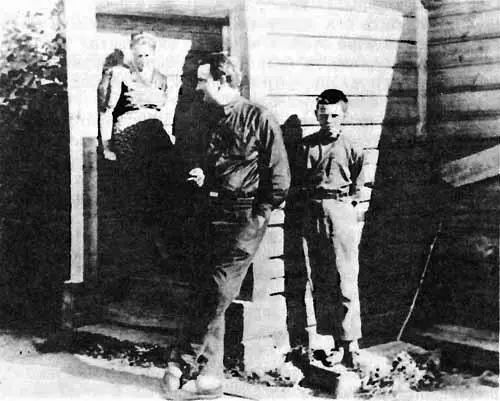 С женой и сыном Виталием в Михееве 1938 г Приехал накануне ночевал в - фото 11