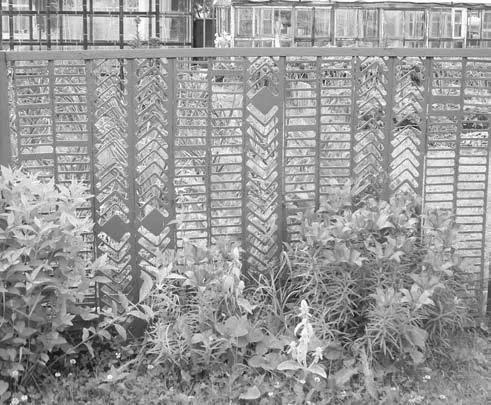 Рис 244Ограда из штамповочных отходов Бывает что тяга к экономии приводит к - фото 86