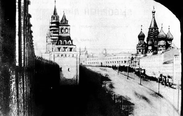 Мимо храма Василия Блаженного отряд двинцев направляется на защиту Моссовета - фото 10