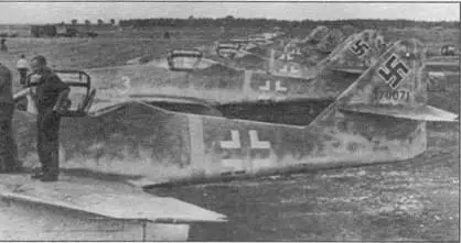 Самолеты Ekdo 262 в Лехфельде август 1944 г На переднем плане белый 2 - фото 92