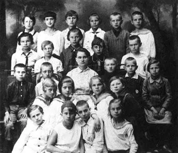 Владимир Семичастный ученик 4 класса крайний справа в верхнем ряду - фото 5