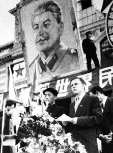 Встреча советской молодежной делегации в Пекине На съезде китайского - фото 22
