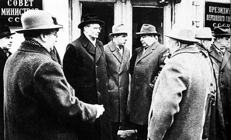 С новыми руководителями партии и государства ЛИБрежневым справа и - фото 41