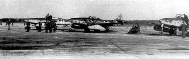 Лехфельд 1945 год На краю аэродрома Лехфельд стоят Швальбе из IIIEJG 2 - фото 28