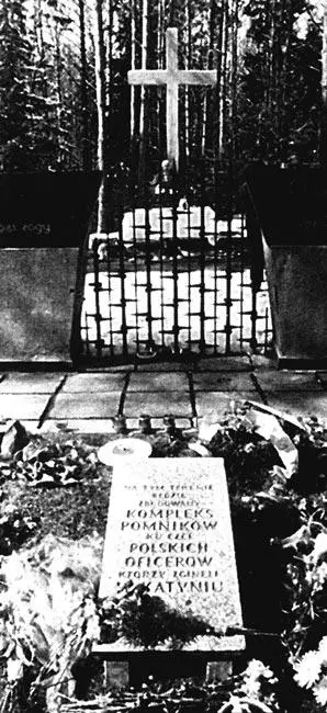 Памятник польским офицерам расстрелянным НКВД в Катыни под Смоленском Фильм - фото 42
