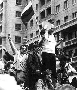 Творит историю народ Москва 19 августа 1991 Несут на руках Митинг на - фото 54