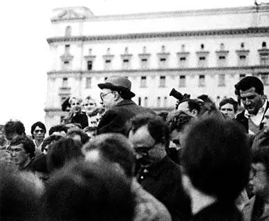 Несут на руках Митинг на Лубянке после путча 21 августа 1991г С Патриархом - фото 55