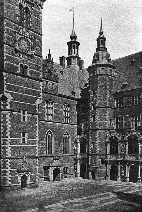 Рис 194 Замок Фредериксборг Вид со двора В датской скульптуре первой - фото 194