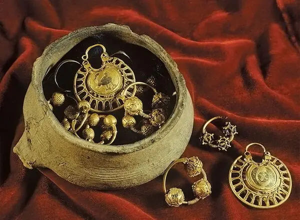 Клад золотых височных колец изделий киевских мастеров XIIXIII веков При - фото 160