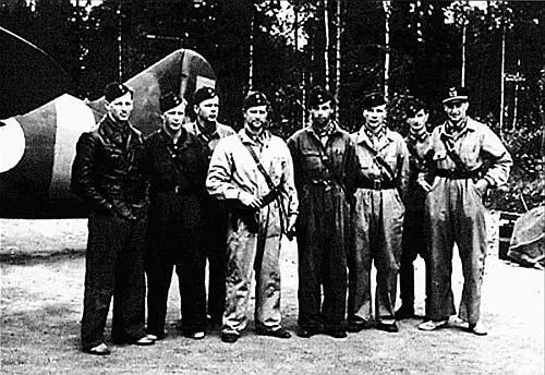На авиабазе Рантасалми летом 1941 г Слева направо Катаяйнен Меллин Хуотари - фото 12