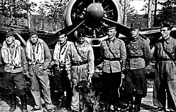 Снимок на фоне Брюстера в Рёмпётти сентябрь 1942 года Слева направо - фото 21