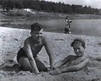 2 На фоне школы в Вильнюсе 1961 г Будинас второй слева фото из личных - фото 1