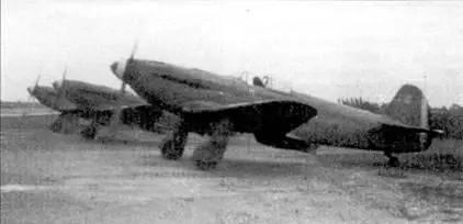 Три Як3 на аэродроме ЛеБурже лето 1945 года Передний самолет перекрашен в - фото 7