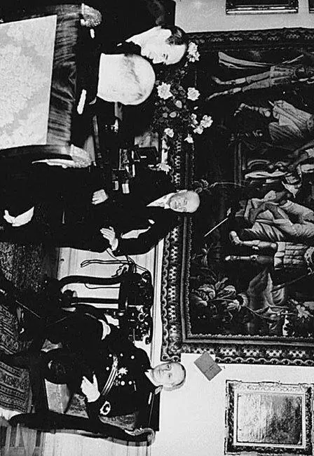 Рис8 Юзеф Бек крайний слева и Иоахим Риббентроп крайний справа Пакт - фото 9
