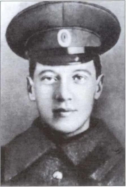Н С Гумилев в 1915 г Н С Гумилев Лев Гумилев и А А Ахматова в 1915 г - фото 28