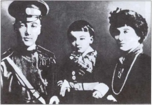 Н С Гумилев Лев Гумилев и А А Ахматова в 1915 г Силуэт Н С Гумилева - фото 29