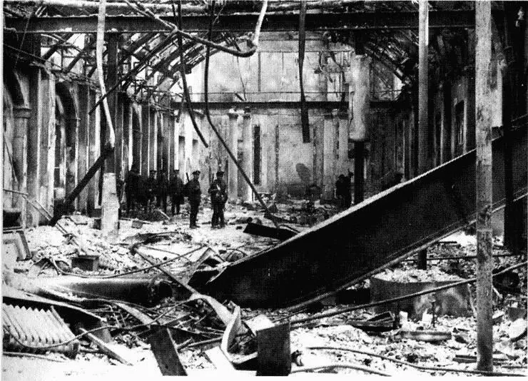 22 Разрушения после восстания Разрушение Главпочтамта Дублина означало конец - фото 23