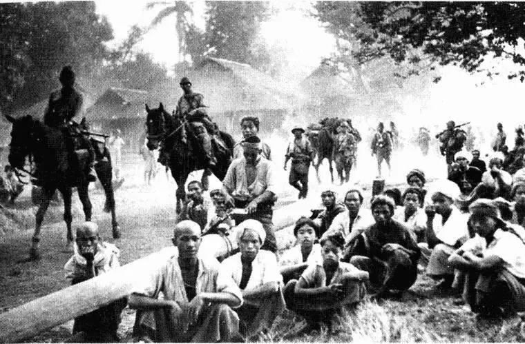 30 Японцы идут на Рангун 1942 г Многие бирманцы смотрели на японских - фото 31