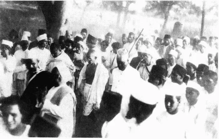 34 Соляной марш Ганди 1930 г С марта того года началась большая - фото 36