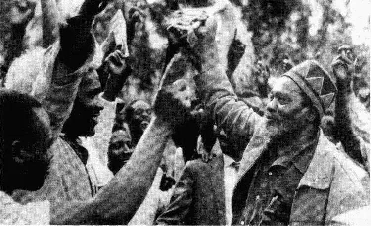 43 Джомо Кениату провозглашают премьерминистром 1963 г Как и других - фото 45