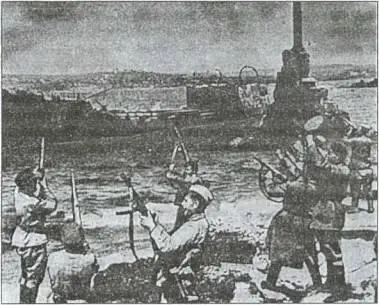 Севастополь освобожден 1944 г Красные флаги победы взвились над Сапунгорой - фото 135