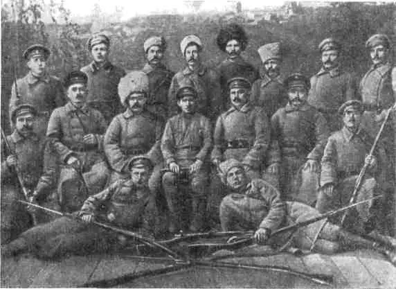 Группа красноармейцев полка имени Малышева Кунгур сентябрь 1918 г Часть - фото 26