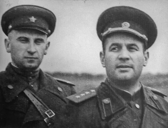 Генералполковник И Д Черняховский со своим адъютантом А И Комаровым - фото 23