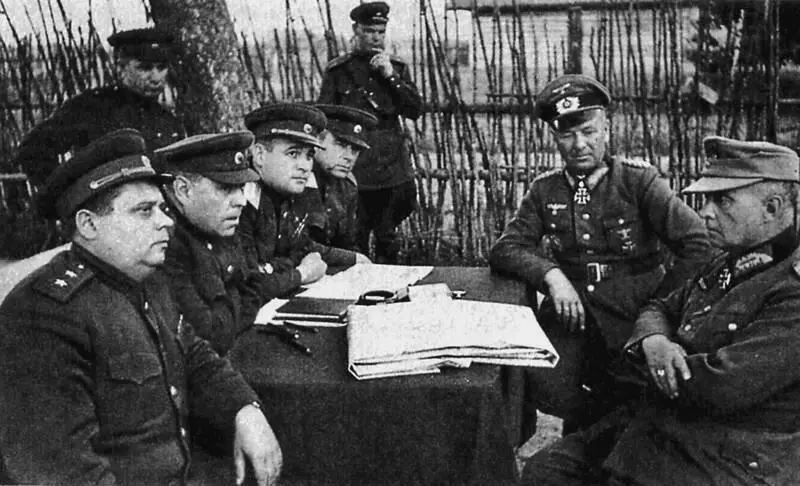 Генералы Василевский и Черняховский с пленными немецкими офицерами под - фото 24