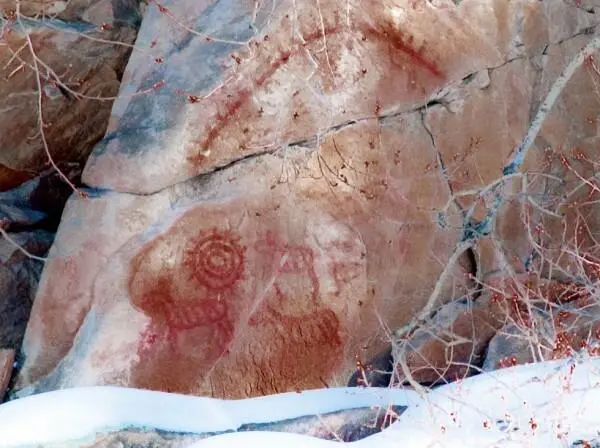 Писаница древнее изображение на стенах и потолках пещер на скалах и камнях - фото 1
