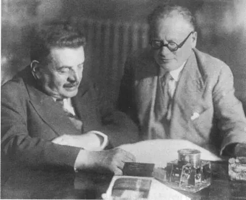 М М Литвинов справа и Э Эррио 1936 г М М Литвинов слева и Я З - фото 12