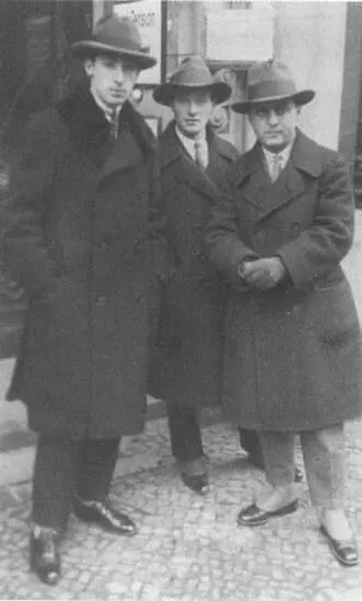 Слева направо Г М Козинцев Ф М Эрмлер и Л 3 Трауберг Берлин 1928 г - фото 35