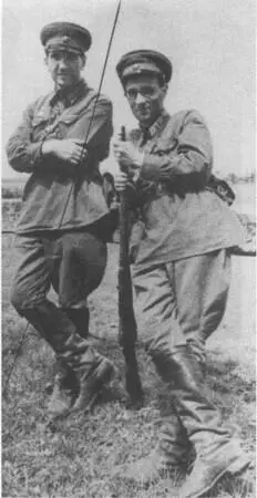 Б М Лапин справа и З Л Хацревин Под Киевом август 1941 г Золотая - фото 42