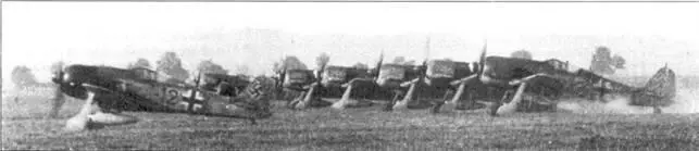 Взлетает группа истребителей FwI90A8 Sturmbock Шонгау лето 1944 г - фото 138